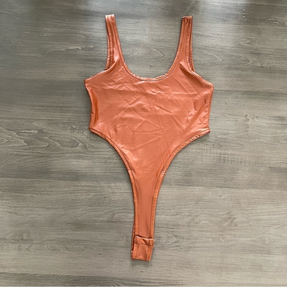 Bozzolo faux leather scoop high cut brown bodysuit size M NWT - Picture 2 of 8